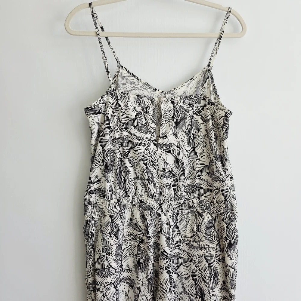Banana Republic Leaf Print Drapey Black And White Jumpsuit Women's Size 2